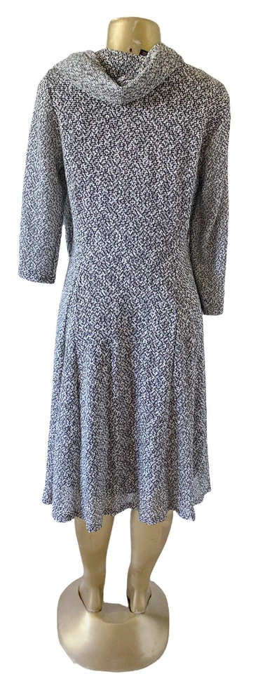 Vestido manga larga Signature by ROBBIE BEE para mujer talla grande negro blanco moteado Foto 3 de 4