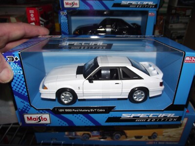 Maisto 1/24 1993 ford mustang SVT cobra white NIB