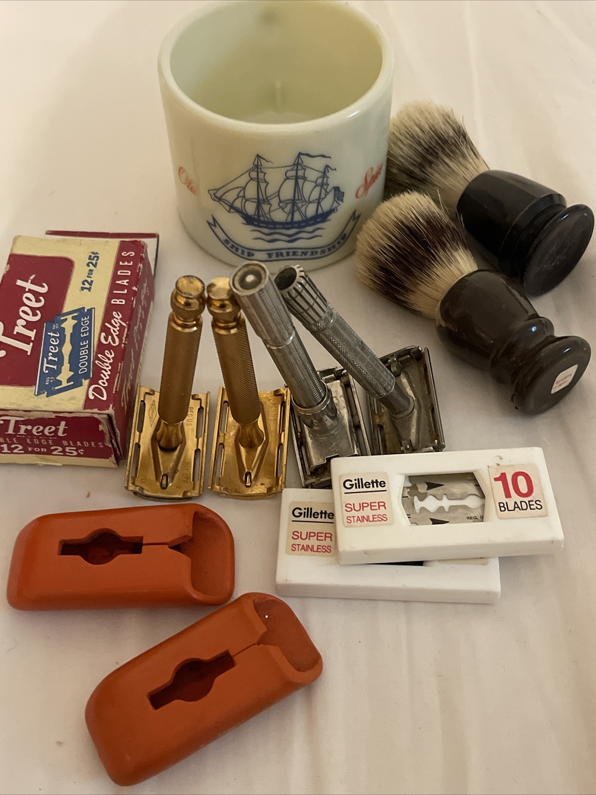 Vintage Shaving Lot Of Safety Razors and Shaving Brushes Gillette Gem 12ct