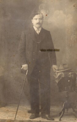 #46453 Griechenland 20er Jahre. Mann mit Hut & Stock. Foto auf Karton PC Größe RPPC