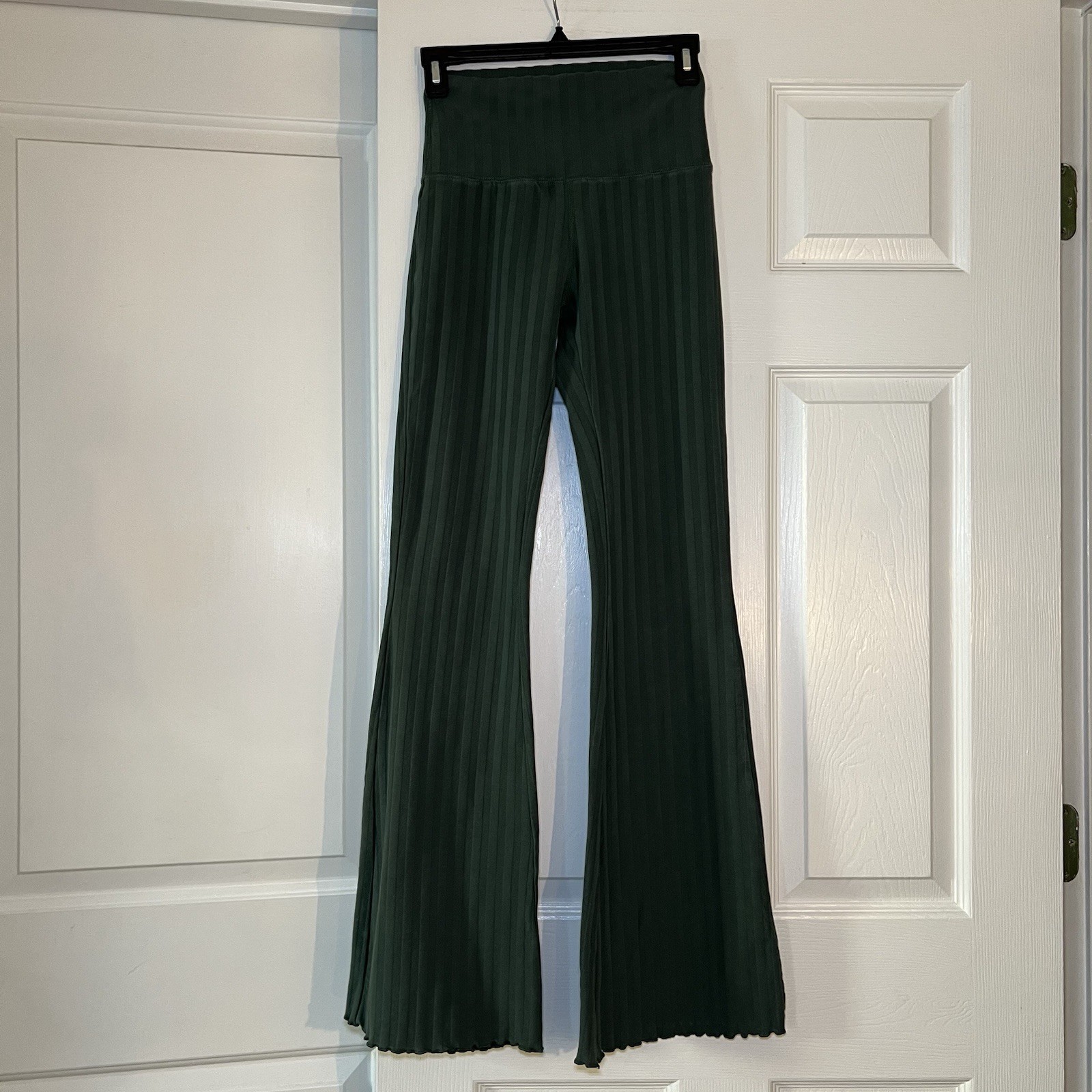 Aerie Offline OG Groove Ribbed Flare Leggings in Sycamore Green Size S
