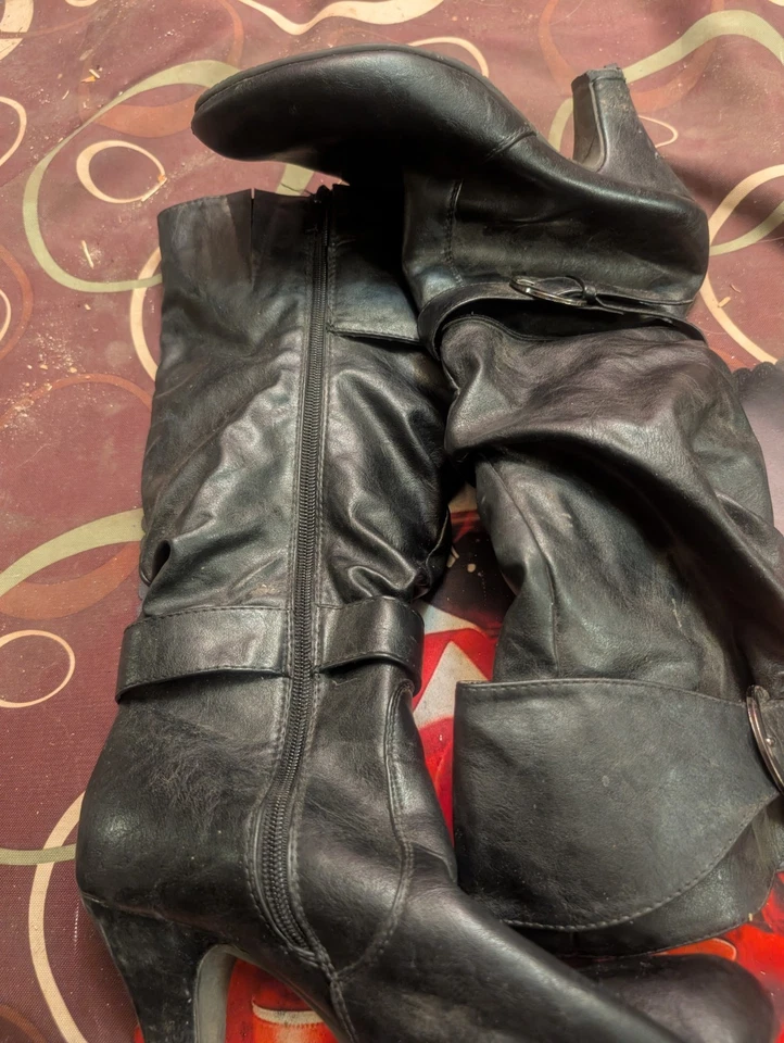 Botas de montar Forever talla 9 negras de gamuza sintética tacón alto hasta la rodilla 2 cubos cremallera lateral Foto 4 de 4