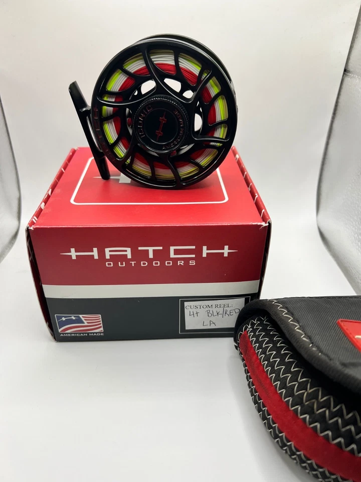 Hatch Iconic 4+ Custom Schwarz/Rote Fliegenrolle. Mit 5wt-Leitung.