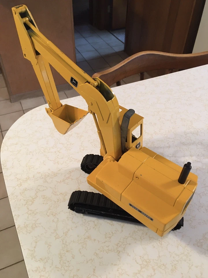 ERTL,JOHN DEERE,EXCAVADORA.RODILLO DAÑADO EN UN LADO DE LAS VÍAS.+ 4 PISTAS. Foto 2 de 4