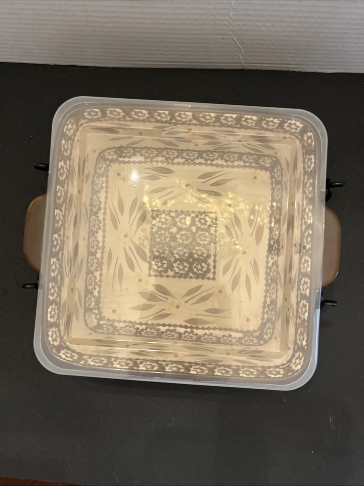 Plato para hornear cuadrado de 2 cuartos de galón TEMPTATIONS By Tara Old World con soporte para servir y bandeja Foto 3 de 4