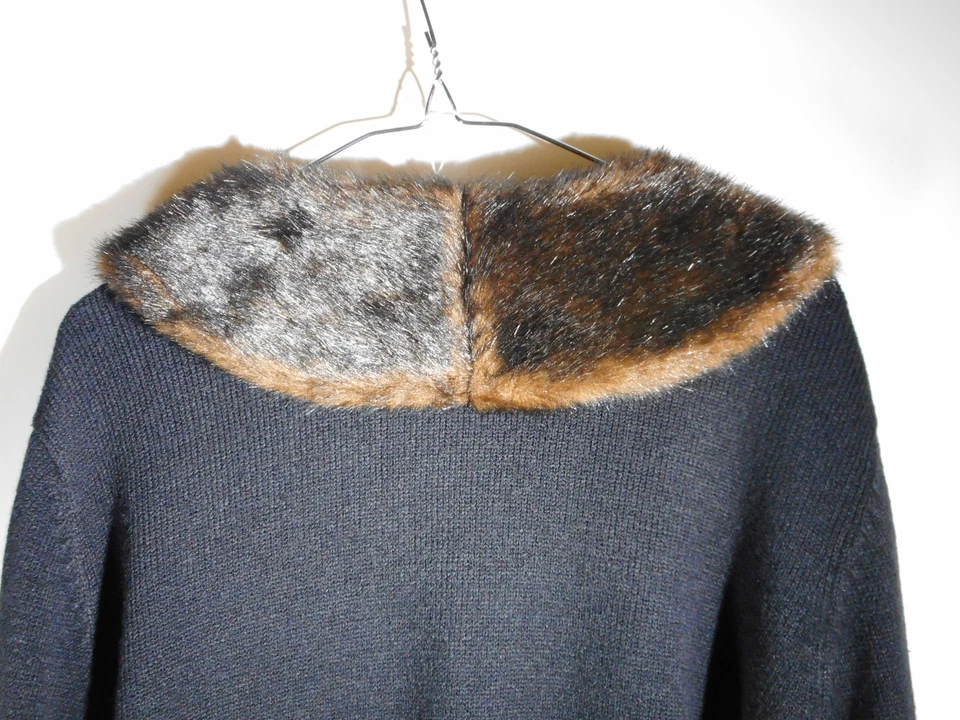 Suéter cárdigan tejido negro vintage de la colección Kathie Lee con cuello de piel sintética Foto 3 de 4