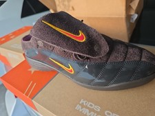 Nike × Kids of Immigrants T-90 Mule Khaki/Go...