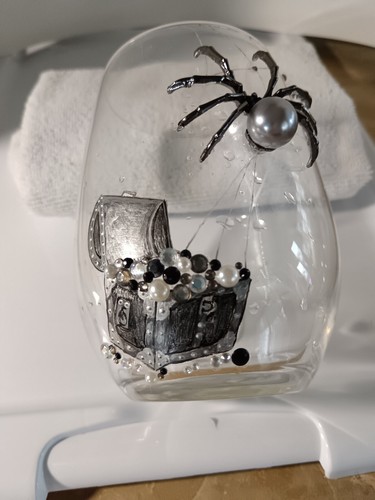 wine glasses hand painted/decorated: Signature Series Fantasy Treasure Chest. - Picture 9 of 14