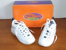 Zapatillas Street Hot Lights Backside de cuero blancas con acento de cinta negra/blanca