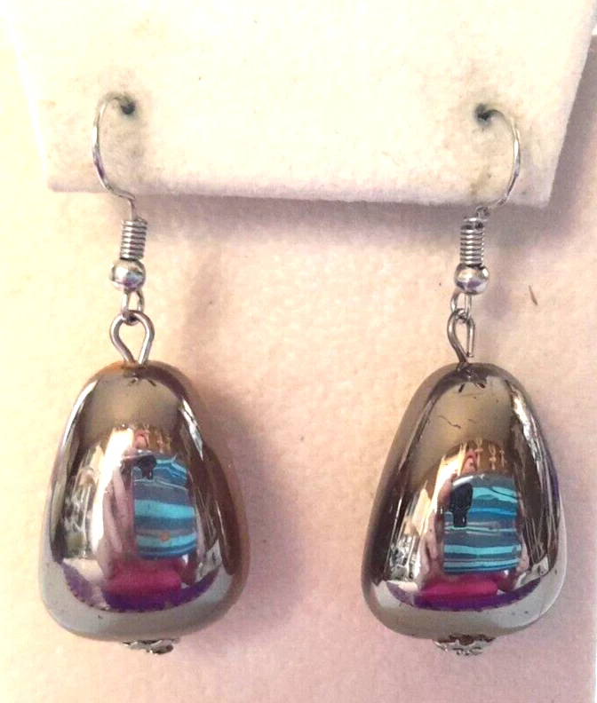 Pendientes colgantes en forma de lágrima de plata y naranja con flash psicólico espejado de 1,75" Foto 4 de 4