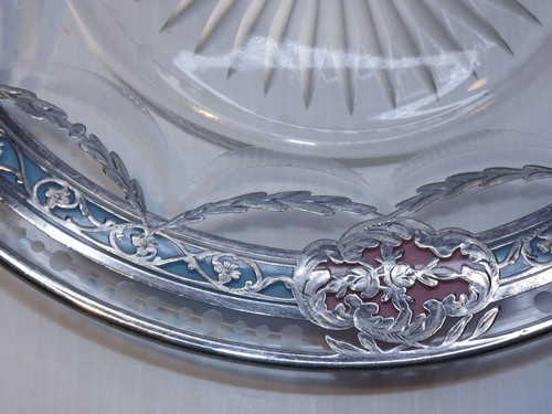 Plato de cena de vidrio superpuesto en tono plateado de colección, acento azul y rosa - Imagen 4 de 5