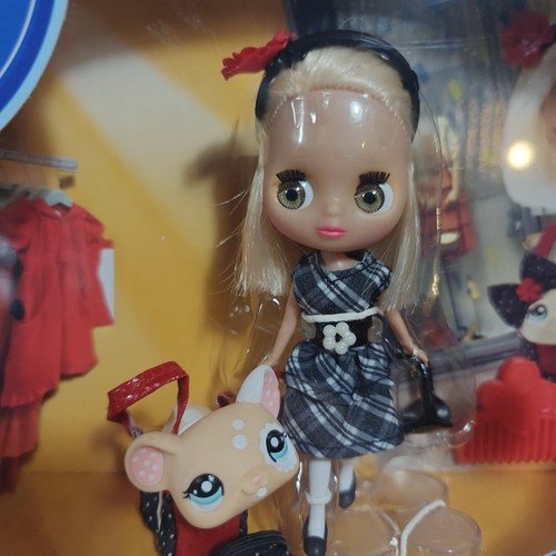 Muñeca Blythe Littlest Pet Shop Hebillas y Arcos B2 y Mascota 1618 NUEVA SELLADA  - Imagen 3 de 9