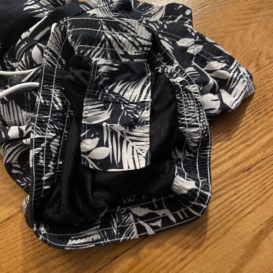 Bañador pequeño Old Navy para hombre blanco/negro forrado con cordón elástico Foto 3 de 4