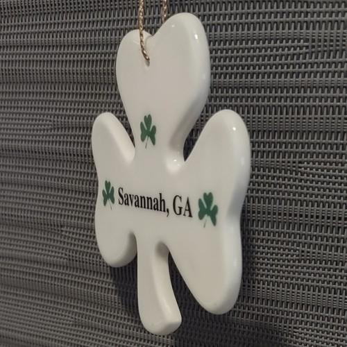 Trébol de la Suerte Día de San Patricio Sabana, GA Cerámica Árbol de Navidad Adorno 2.5" - Imagen 2 de 3