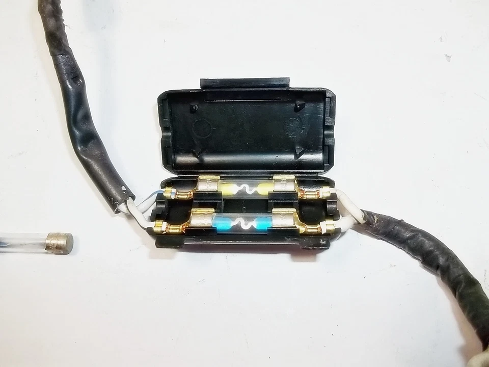 KAWASAKI 85 - 95 KE100 INLINE FUSE PANEL BOX 26004-1010 KE 100 73 MILES jh - Image 2 of 4