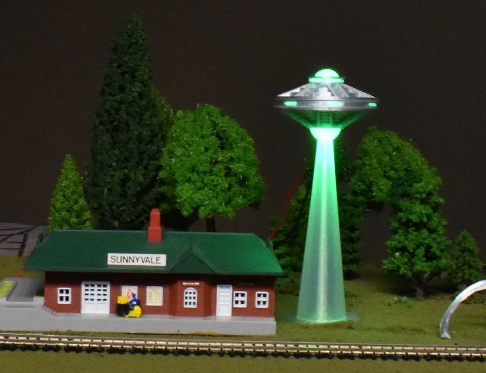 N Scale AREA 51 SpaceShip UFO Flying Saucer LED Green Orb Beam & Landing Gear - Image 3 of 4