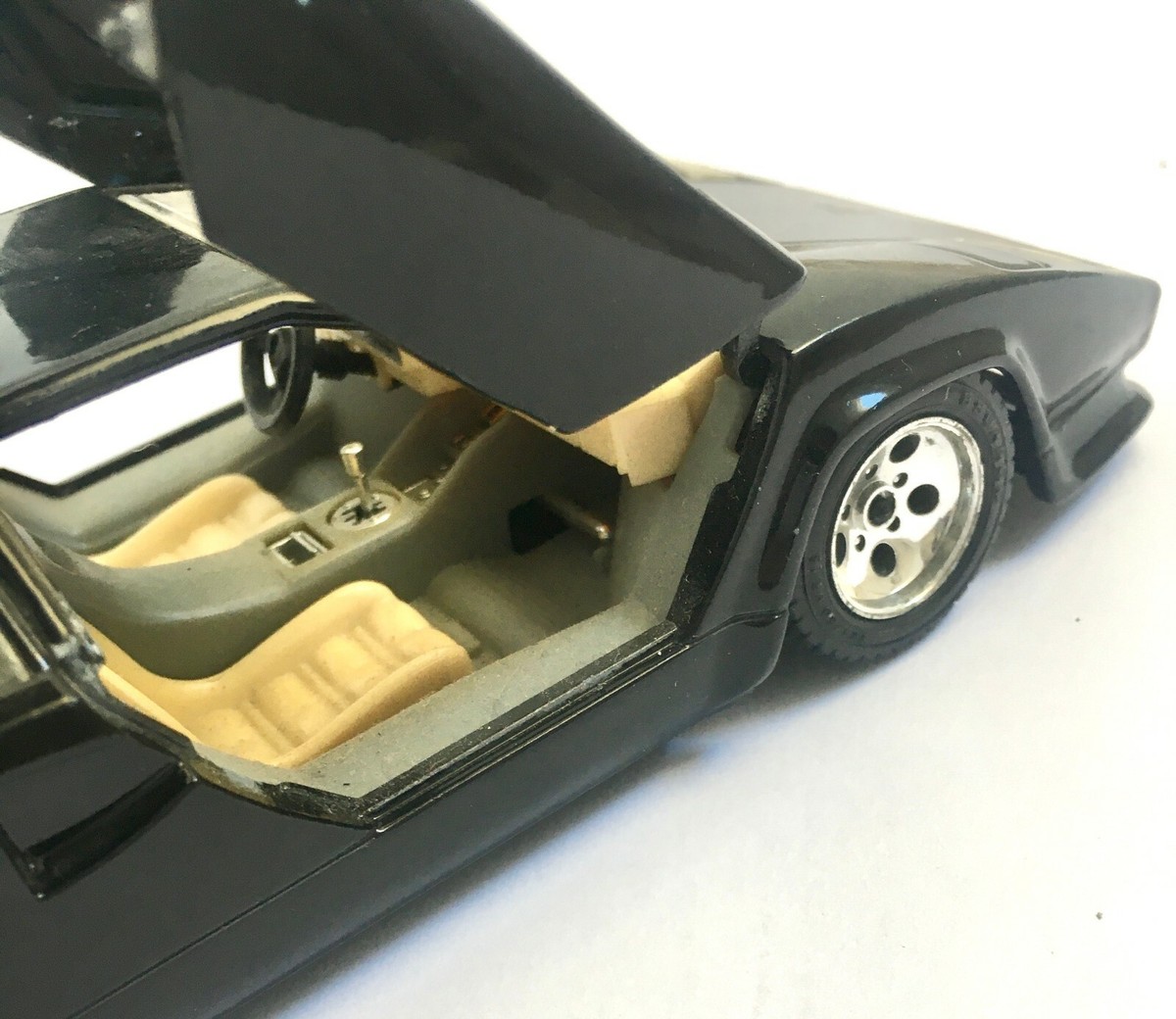 ブラーゴ　Bburago Lamborghini Countach (1988) 1988 Lamborghini Countach 1:18 Diecast Model Bburago - YouTube