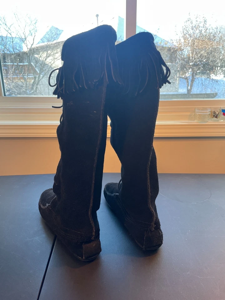 Botines Zapatilla Minnetonka Negro Gamuza Flecos - Mujer talla 8.5 Foto 3 de 4