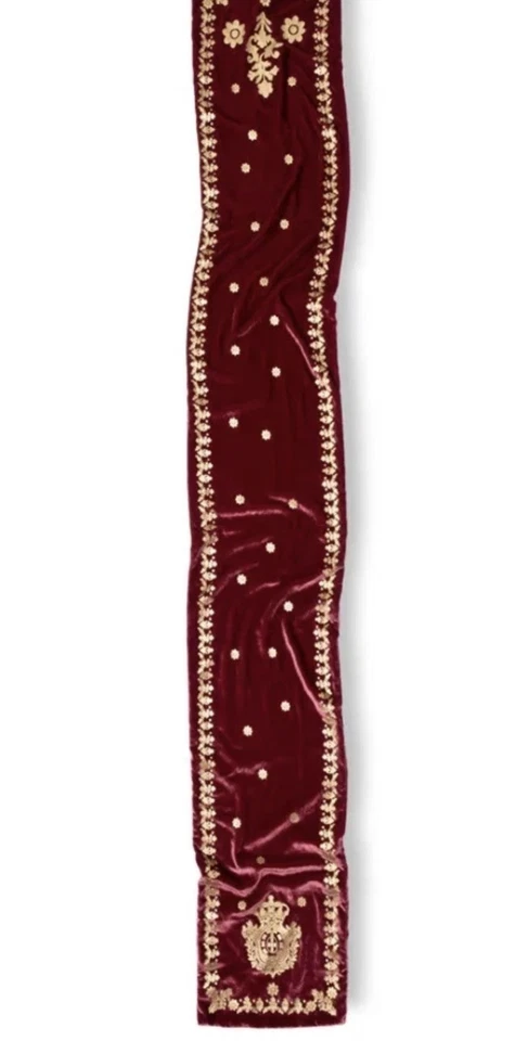 Bufanda de terciopelo The Met The Metropolitan Museum of Art Royal Crest dorada y borgoña Foto 3 de 4