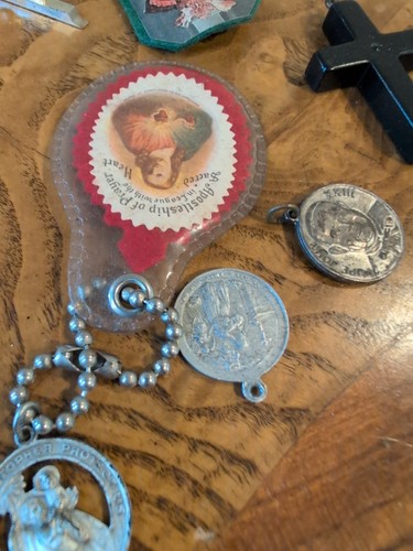 Riesiges Lot Katholische Heilige Medaillen Skapulas Statuen Kruzifix Antiquitäten und Vintage - Bild 13 von 13