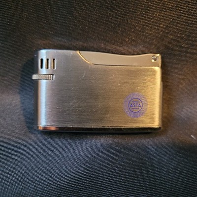 Apollo-K Gas Feuerzeug mit ASTA Logo   5,5x3x1cm Vintage Sammlerstück