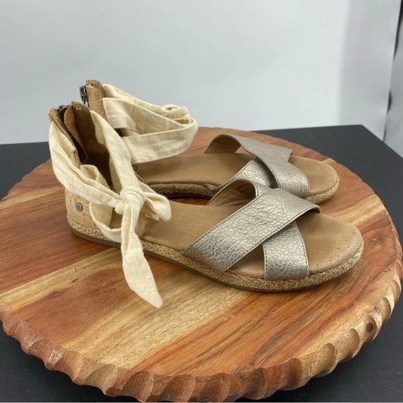 UGG Sandalo donna Idina incrociato argento metallizzato abbronzatura taglia 5 1012932