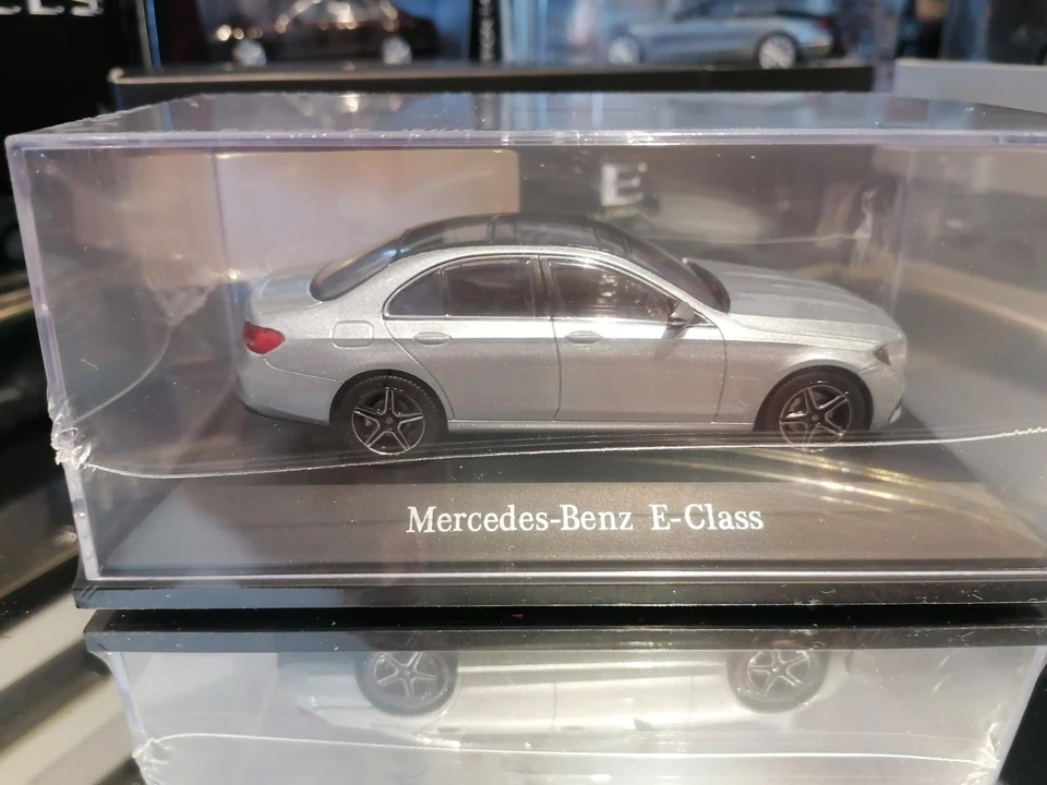 Iscale 1/43 Mercedes Classe E W214 Limousine Hightech silver box dealer edition - Immagine 3 di 4