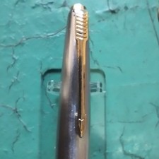 PARKER 45 Stylo noir et argenté, clip doré, N° pièce