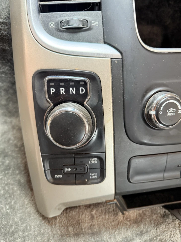 Dodge Ram 1500 2500 2013-2018 radio navegación tablero bisel. OEM Foto 2 de 4