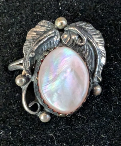 Vintage Womans Sterling Silver w/Leaf  1 Shell Pink Mother of Pearl Size 8.5-10