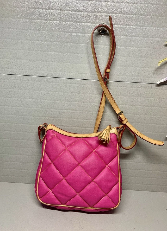 Bolso Bandolera Dooney & Bourke Acolchado Rosa Fucshia Mediano ~ ¡EXCELENTE ESTADO! Foto 3 de 4
