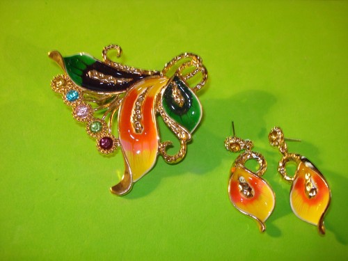 Green Glitter Enamel Rhinestone Leaves Sweater Dress Clip n Post Earrings - Picture 2 of 3
