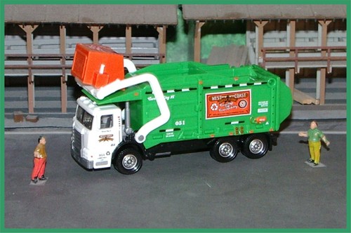 (2021) Matchbox _ HO Scale _ Working Rigs _ GMC T8500 _ Garbage King XL ...