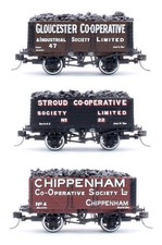 BACHMANN 'OO' GAUGE 37-076X SET OF 3 7 PLANK GLOUCESTER/STROUD/CHIPPENHAM WAGONS