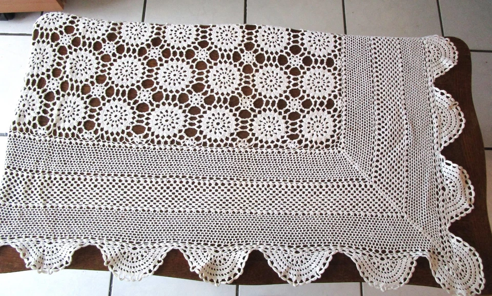 COUVRE LIT EN DENTELLE CROCHET, (2,70m X 2,20m), ANCIEN - Photo 2/4