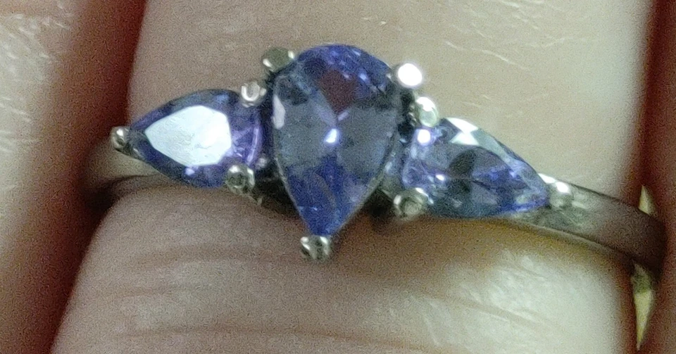 Anillo de tanzanita de acero inoxidable con 3 piedras preciosas naturales. Foto 2 de 4