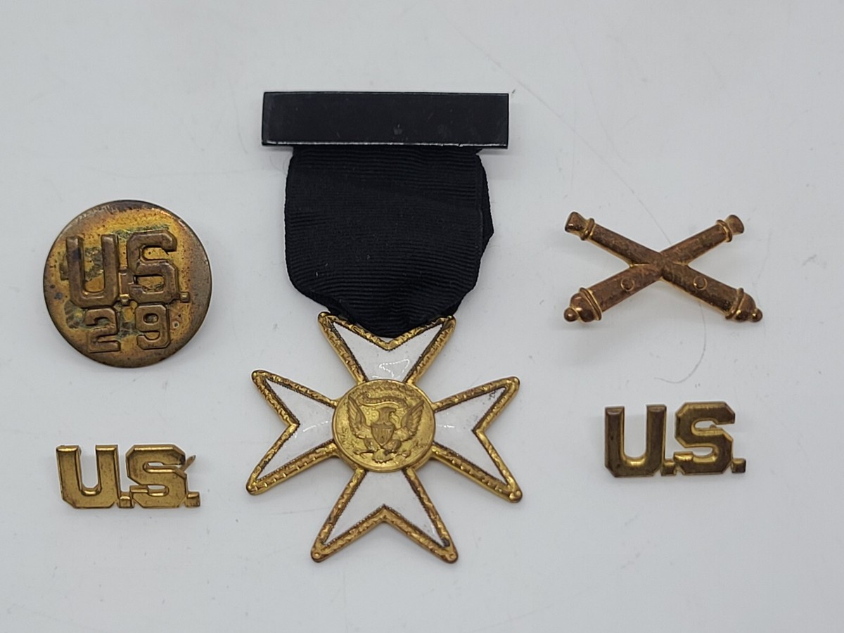 Vintage Lot of WWII U.S. Military US 29 Army Pin Pins Badge WW2