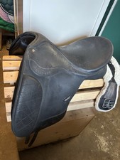 Wintec Pro Dressursattel, 17,5 Zoll mit rotem Kopfeisen 