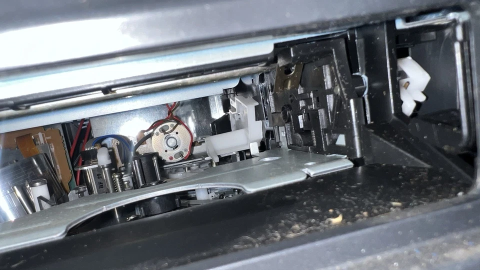 Zenith SMV1341S 13” TV/VCR Combo 📺 Works – With Box & Remote – VCR Needs Repair - Image 4 of 4