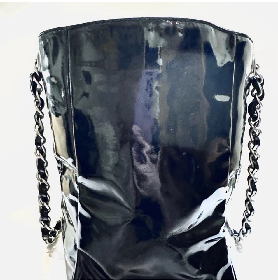 Bolso de Mano Chanel Triple CC Plateado Hardware Charol Mediano Cuero Negro Foto 2 de 4