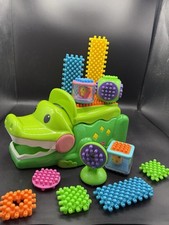 Fisher Price Stack & Smile Krokodil Peek A Boo Blöcke Spielzeug Spielset mit Sounds
