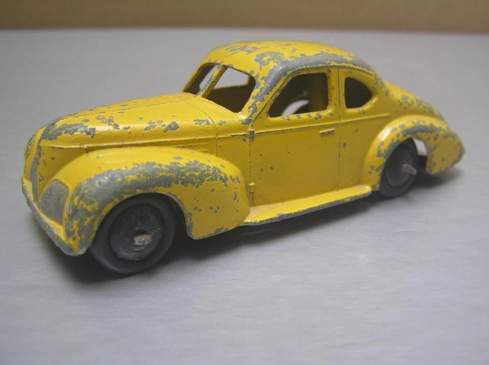 Dinky Toys 39f Studebaker State Commander Saloon early post war yellow scarce - Image 2 of 4