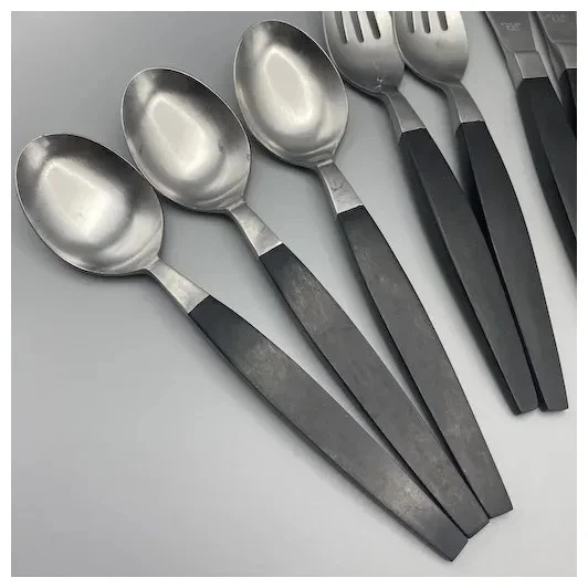 Lote de talheres modernos de aço inoxidável Japão meados do século alças de plástico preto 18 peças - Imagem 2 de 4
