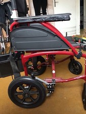 Fauteuil roulant pliable de transfert manuel avec freins et sangles de sécurité