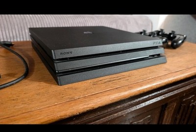 Sony PlayStation 4 Pro, 1 TB, Schwarz, Inkl. 2 Controller