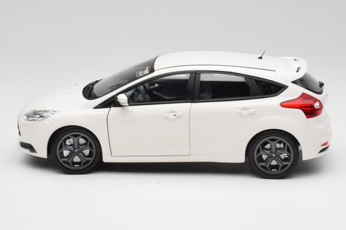 110082004 Ford Focus ST White Minichamps 1/18 - Picture 4 of 8