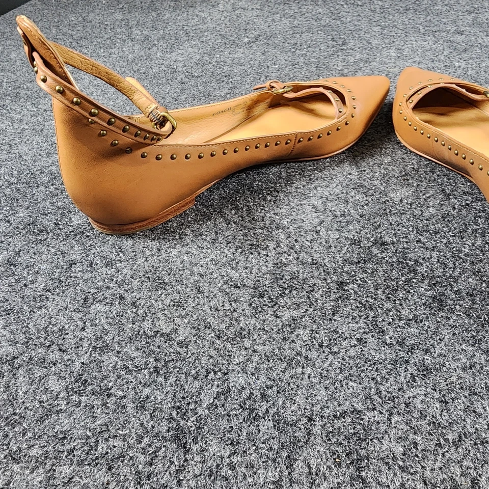 Correa plana para el tobillo Coach Jody de cuero tostado con tachuelas punta para mujer talla 8”  Foto 4 de 4
