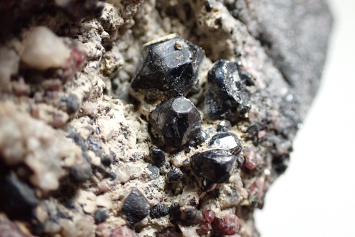 BRAUNITE * CRISTALLI METALLIZZATI-NERI CON PIEMONTITE ROSSA * RARO! Ultevis, SVEZIA - Foto 21 di 24