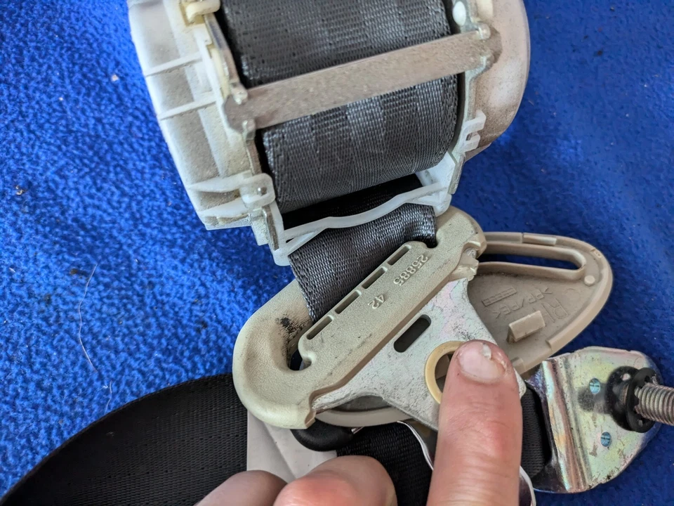 08-14 Infiniti G35 Coupe Q60 conjunto de cinto de segurança traseiro direito 88844-JK65B preto - Imagem 4 de 4