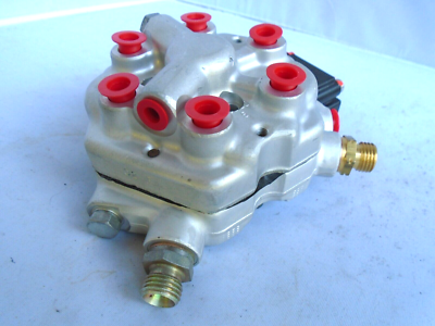 MERCEDES Bosch R129 Fuel Distributor 0438101044 300ce 300sl for